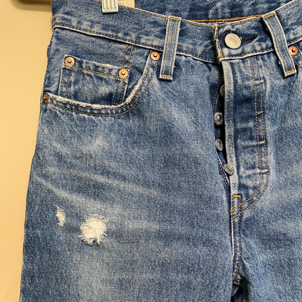 LEVI’S 501 Cropped Distressed Jeans